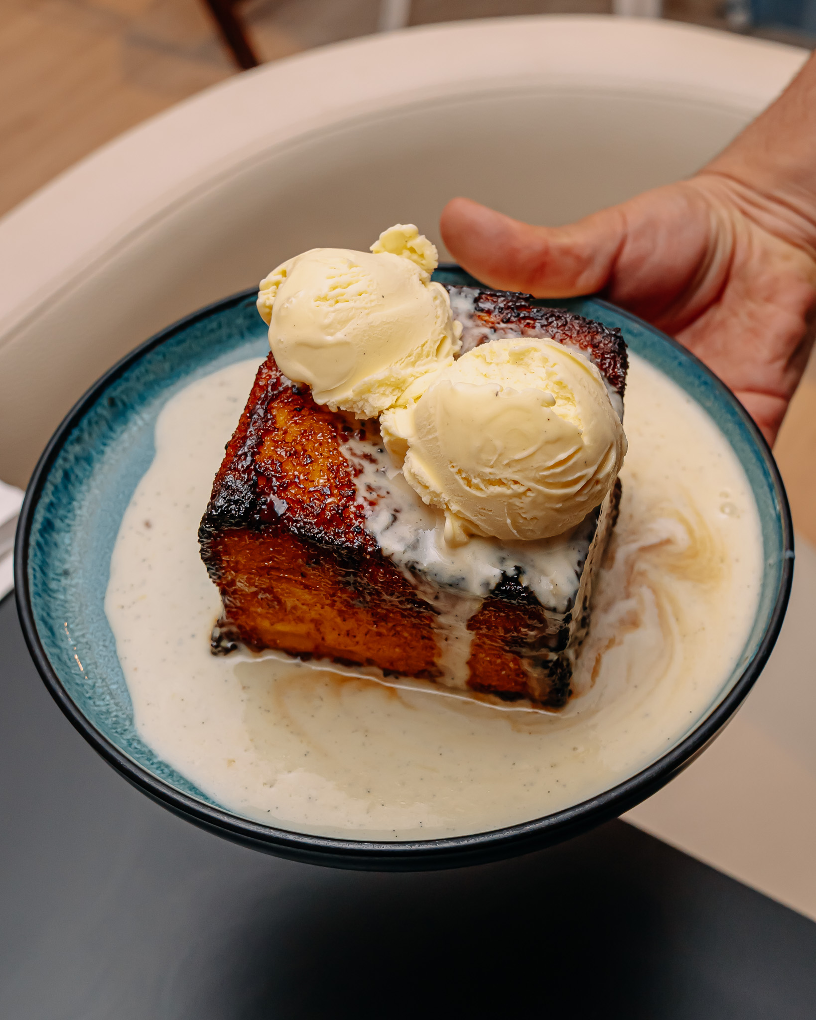 Pain perdu caramélisé, glace vanille et sauce au caramel
