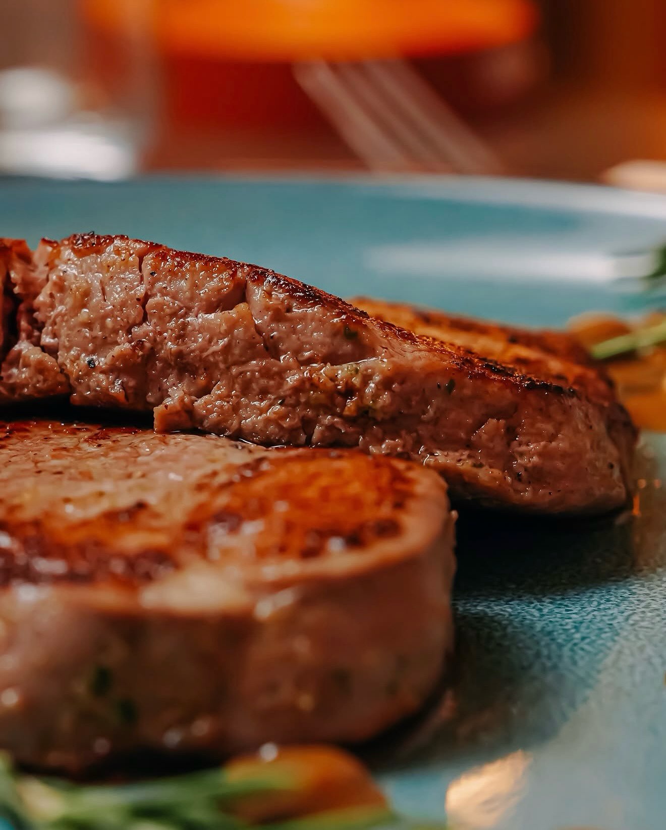 Gros plan sur les médaillons de bœuf grillés