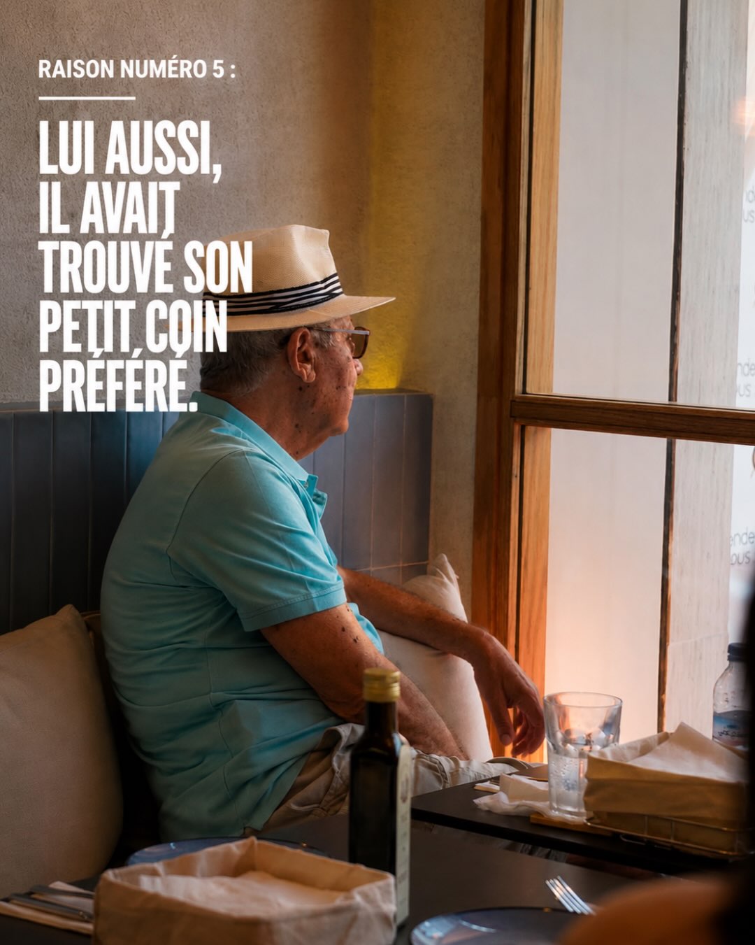 Un habitué installé près de la fenêtre, dans son coin préféré
