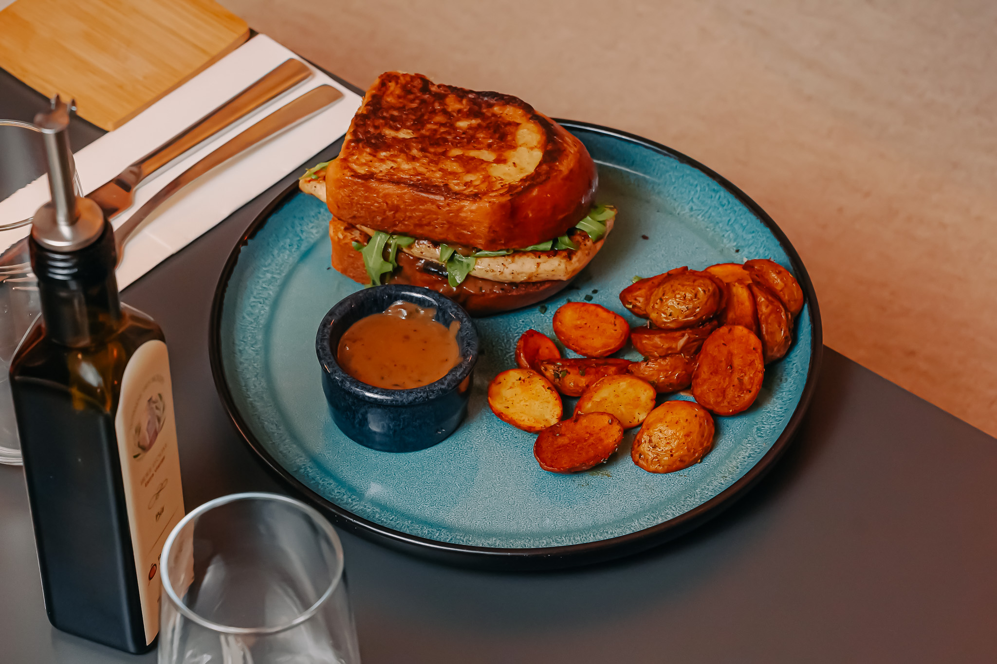 Sandwich au poulet grillé et pommes de terre rôties, servis chez Ô Rendez-Vous